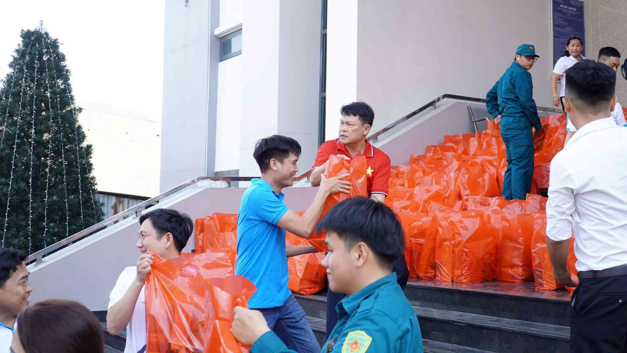 Phuong Tan Dong Hiep dang chuan bi 2.000 phan qua ho tro nguoi kho khan. Anh: Dai Truyen Thanh phuong Tan Dong Hiep