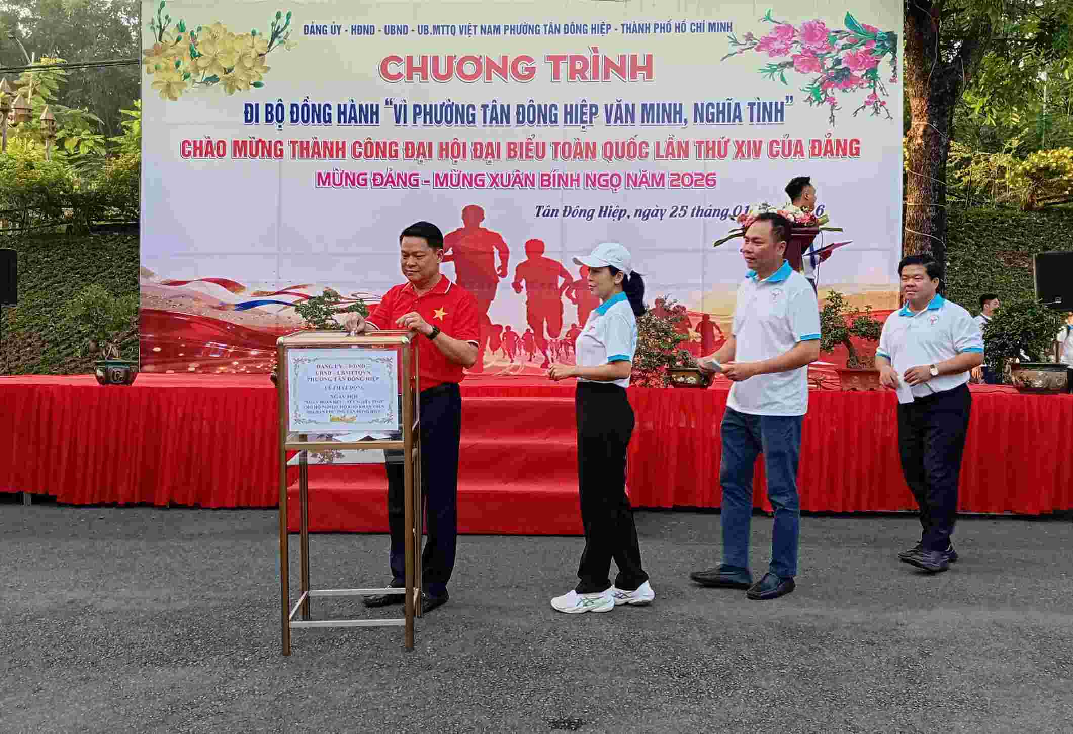 Chuong trinh di bo quyen gop ung ho nguoi kho khan. Anh: Ho Van