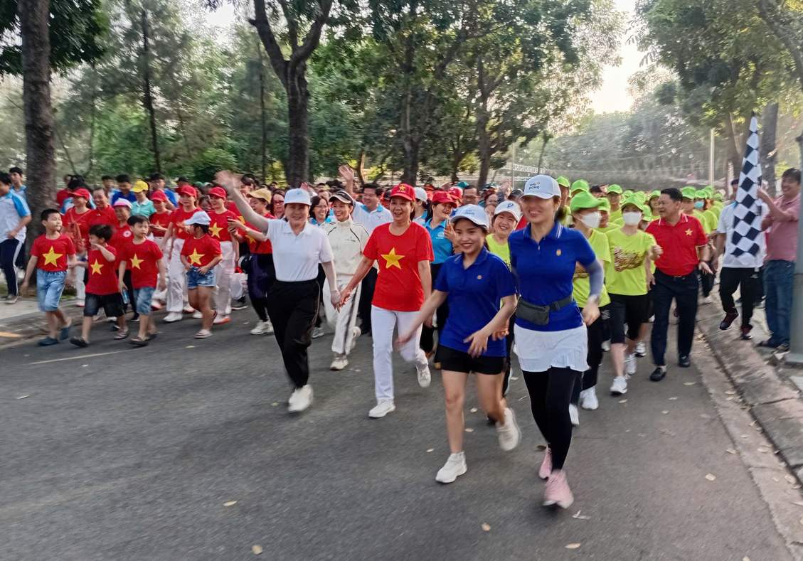 Hang tram nguoi tham gia hoat dong y nghia. Anh: Ho Van