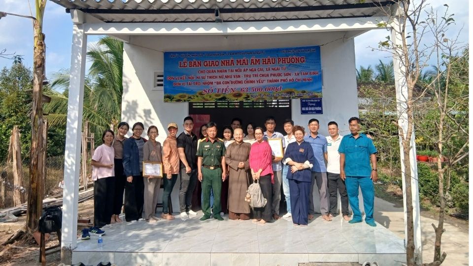 Leaders of Ngai Tu commune, the Vietnam Fatherland Front Committee of the commune and philanthropists handed over the Back Home house to the family of soldier Pham Hoang Nguyen. Photo: Ngai Tu Commune