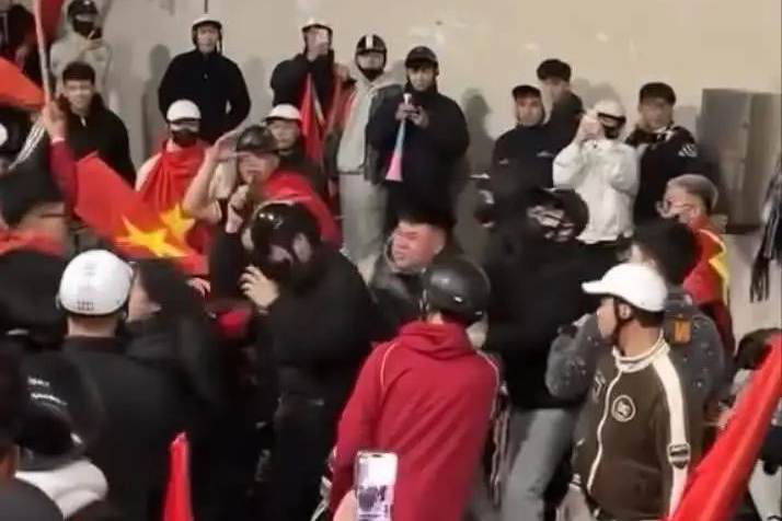 Công an đã bắt giữ 5 đối tượng trong vụ xô xát ở hầm Kim Liên, đêm 23, rạng sáng 24.1. Ảnh: Cắt từ clip