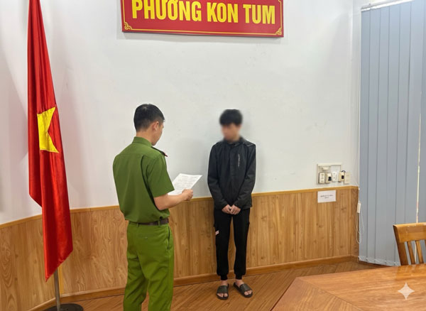 Tống đạt Quyết định khởi tố và lệnh bắt bị can để tạm giam đối với L.C.M. Ảnh: Công an 
 