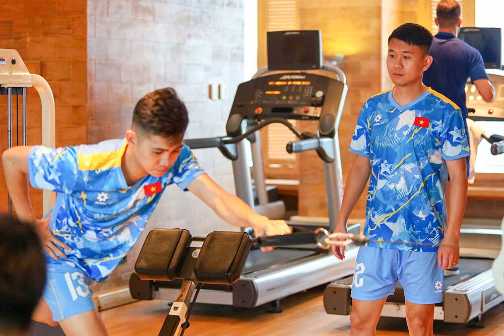 Vietnam futsal team practices at the gym at a hotel on the morning of January 25. Photo: VFF