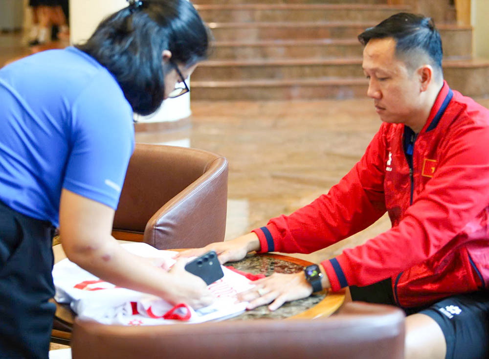 AFC kiem tra trang phuc thi dau cua tuyen futsal Viet Nam. Anh: VFF