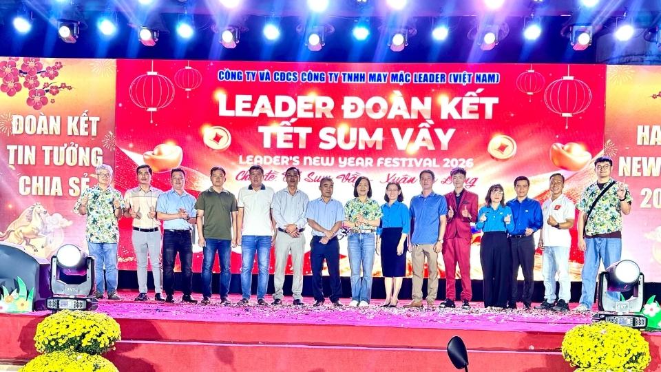 Vinh Long Trade Union implements the Tet Sum vay - Spring of Gratitude to the Party 2026 program, taking care of union members and workers. Photo: An Nhien