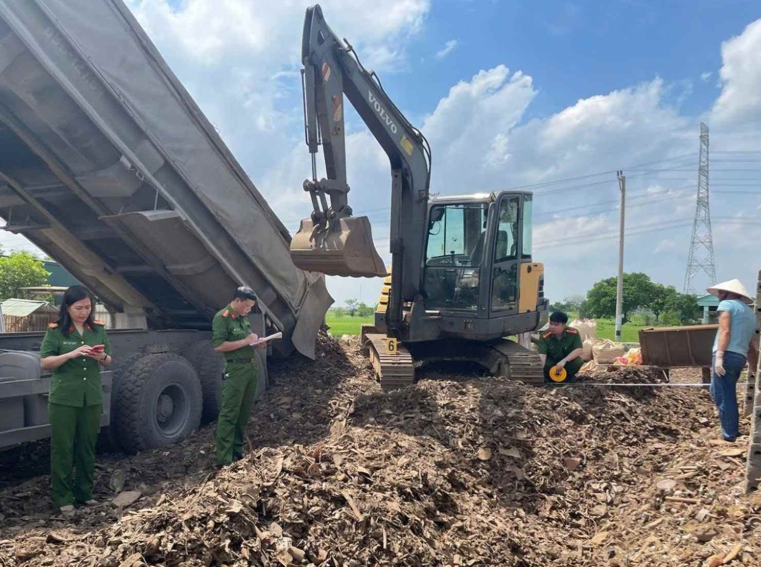 Khởi tố hai vụ chôn lấp trái phép chất thải xây dựng ở Hưng Yên