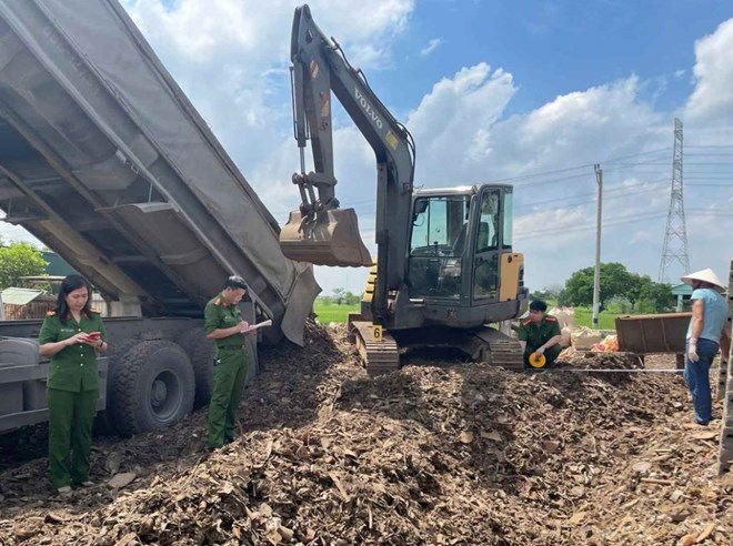 Khởi tố hai vụ chôn lấp trái phép chất thải xây dựng ở Hưng Yên