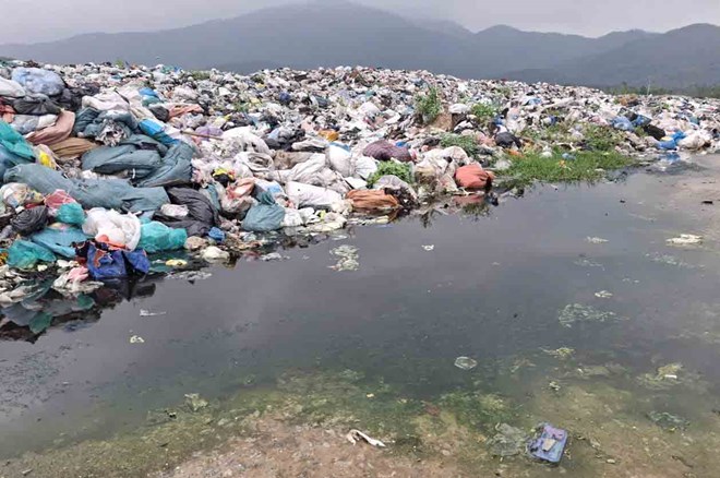 Le Comite populaire provincial de Ha Tinh a ordonne l'arret de la reception des dechets dans cette decharge de Hong Loc surchargee. Photo: Tran Tuan.