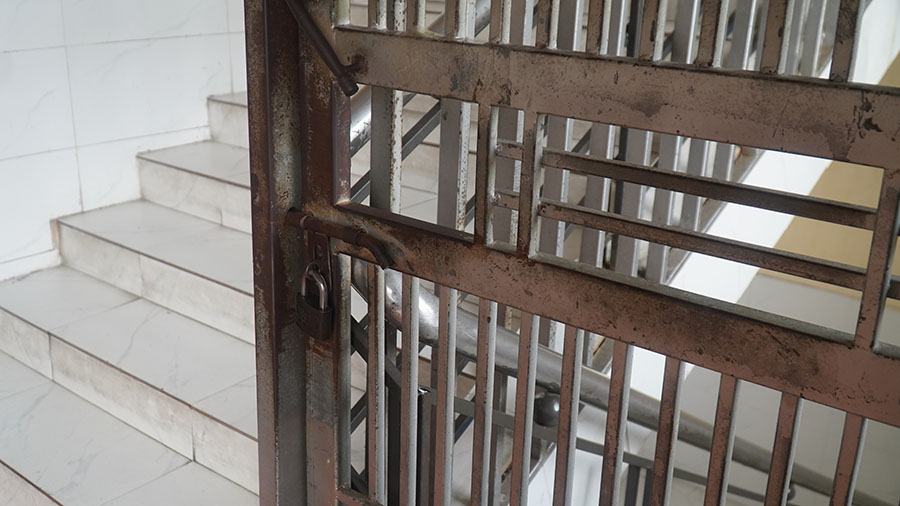 Phia sau canh cua khoa nay la nhung dua tre duoc ren trong ky luat nghiem khac de phuc thien sau thoi gian sa nga. Anh: Minh Chinh