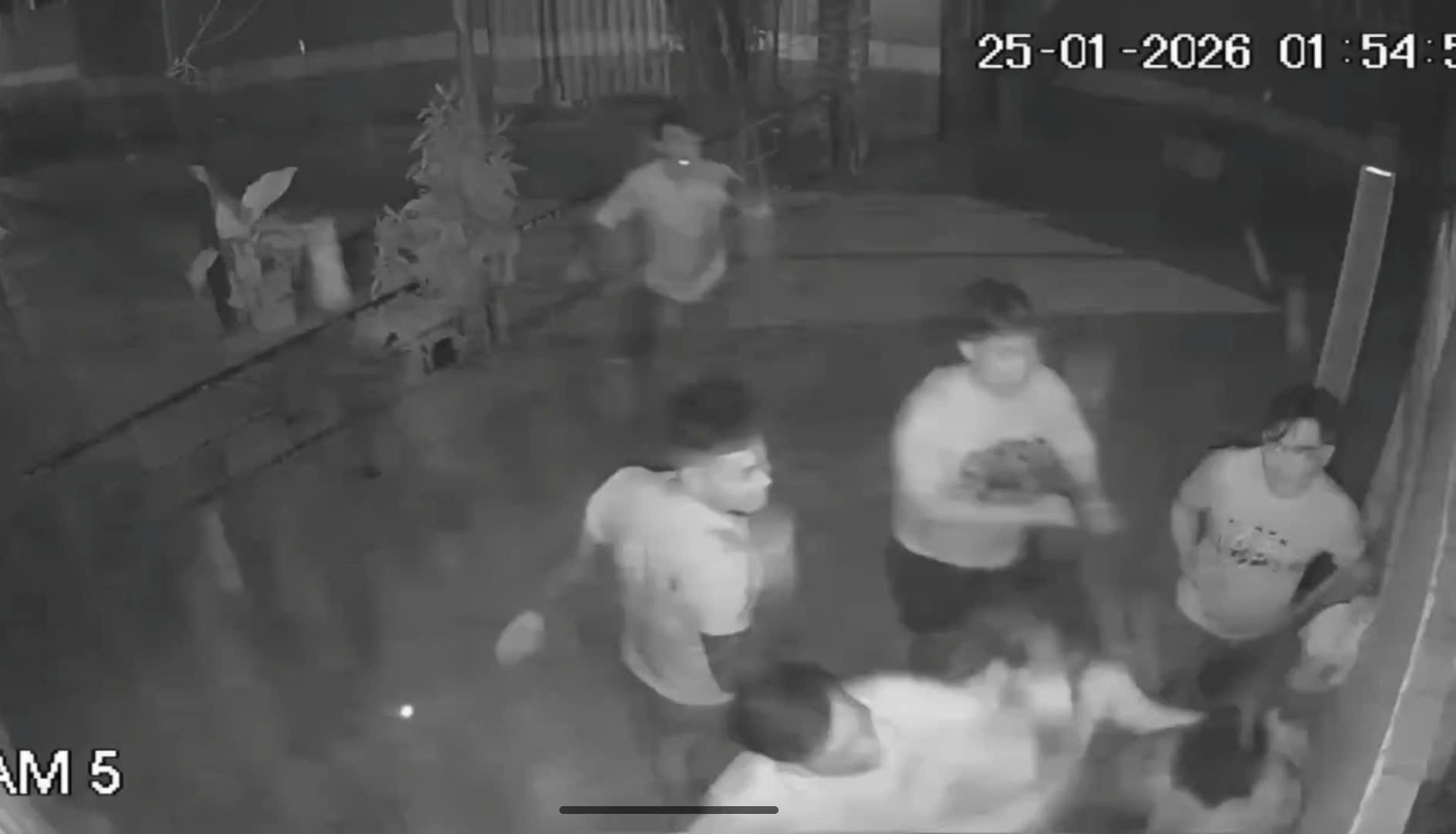 Công an TPHCM đang khẩn trương  điều tra, truy xét nhóm đối tượng hành hung nam thanh niên. Ảnh: Người dân cung cấp