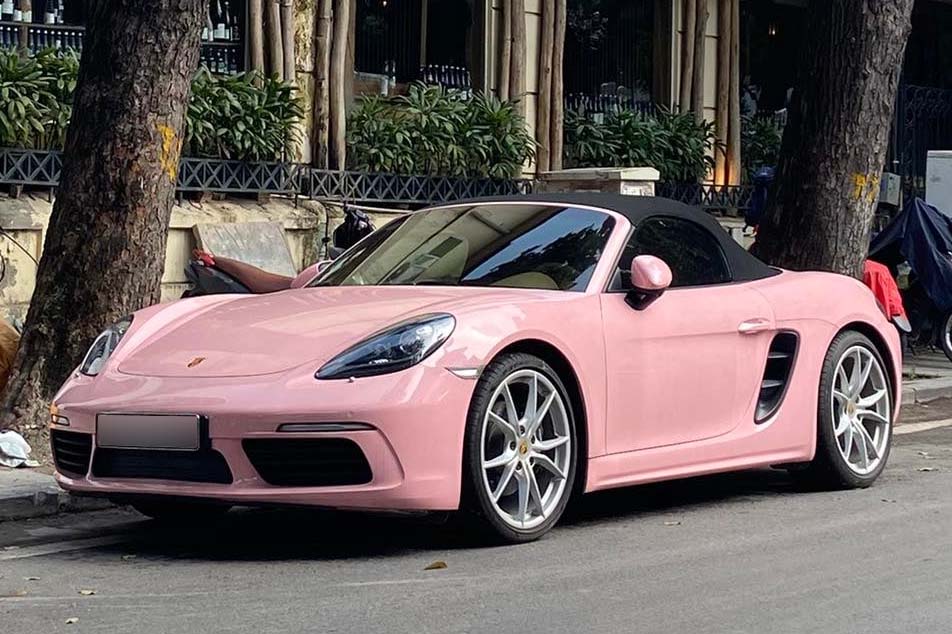 Porsche 718 Boxster attracts attention on the streets of Hanoi with its striking pink lotus petal exterior and sporty convertible design. Photo: Minh Duc