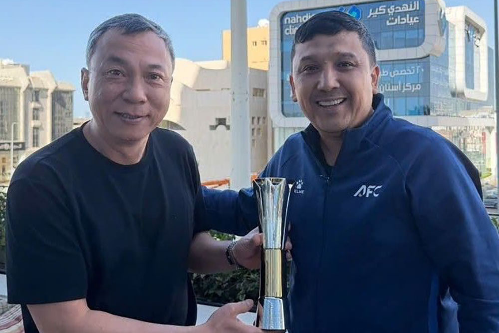 VFF President Tran Quoc Tuan (left) receives the U23 Asian Championship 2026 Top Scorer Cup and will return it to striker Dinh Bac when he returns home. Photo: VFF
