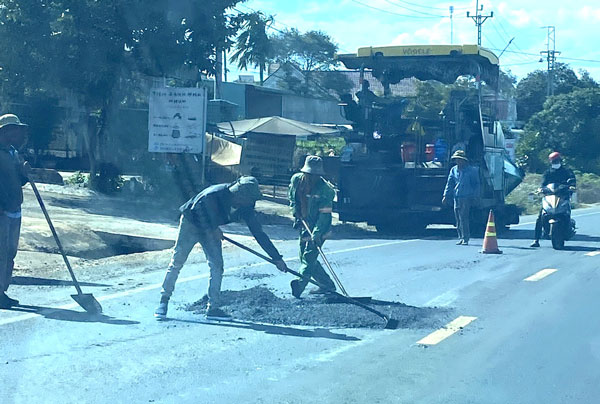 Nhieu top cong nhan sua chua lai vi tri hu hong. Anh: Thanh Tuan 