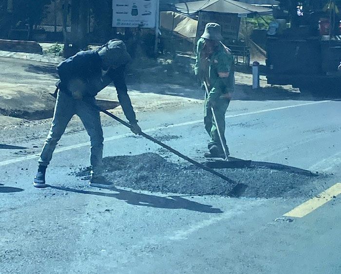 National Highway 19 has an investment of trillions of VND, but when repairing, workers use shovels and hoes to patch the road surface. Photo: Thanh Tuan