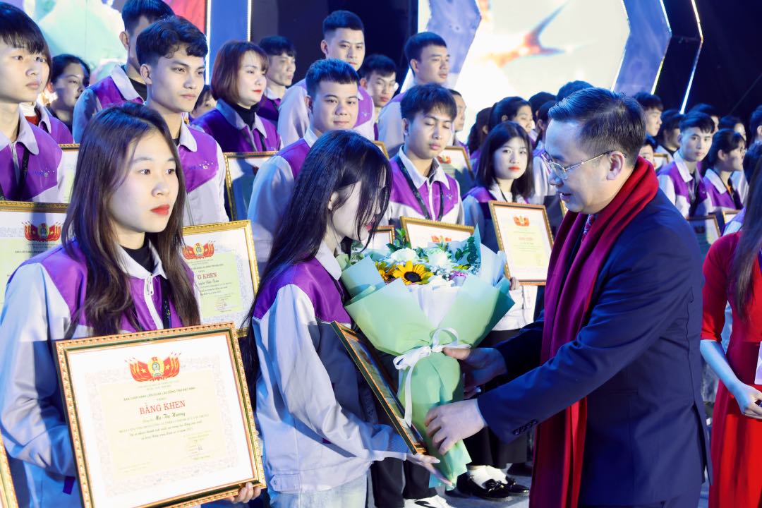 Mr. Thach Van Chung - Provincial Party Committee Member, Vice Chairman of the Vietnam Fatherland Front Committee of Bac Ninh province, Chairman of the Bac Ninh Provincial Labor Federation awarded Certificates of Merit to union members with outstanding achievements. Photo: Quyet Chien