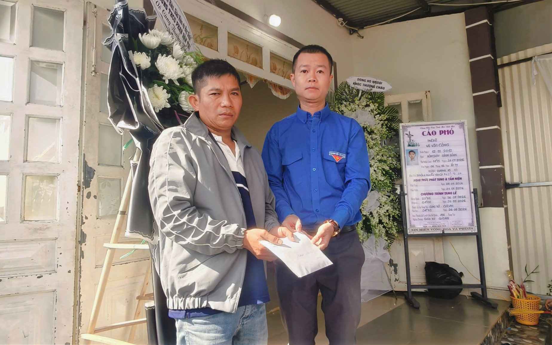 바오록 1동 베트남 조국전선위원회 대표가 불행히도 발을 헛디뎌 호수에 빠진 남학생의 가족을 방문하여 위로하고 격려했습니다. 사진: 푹 칸