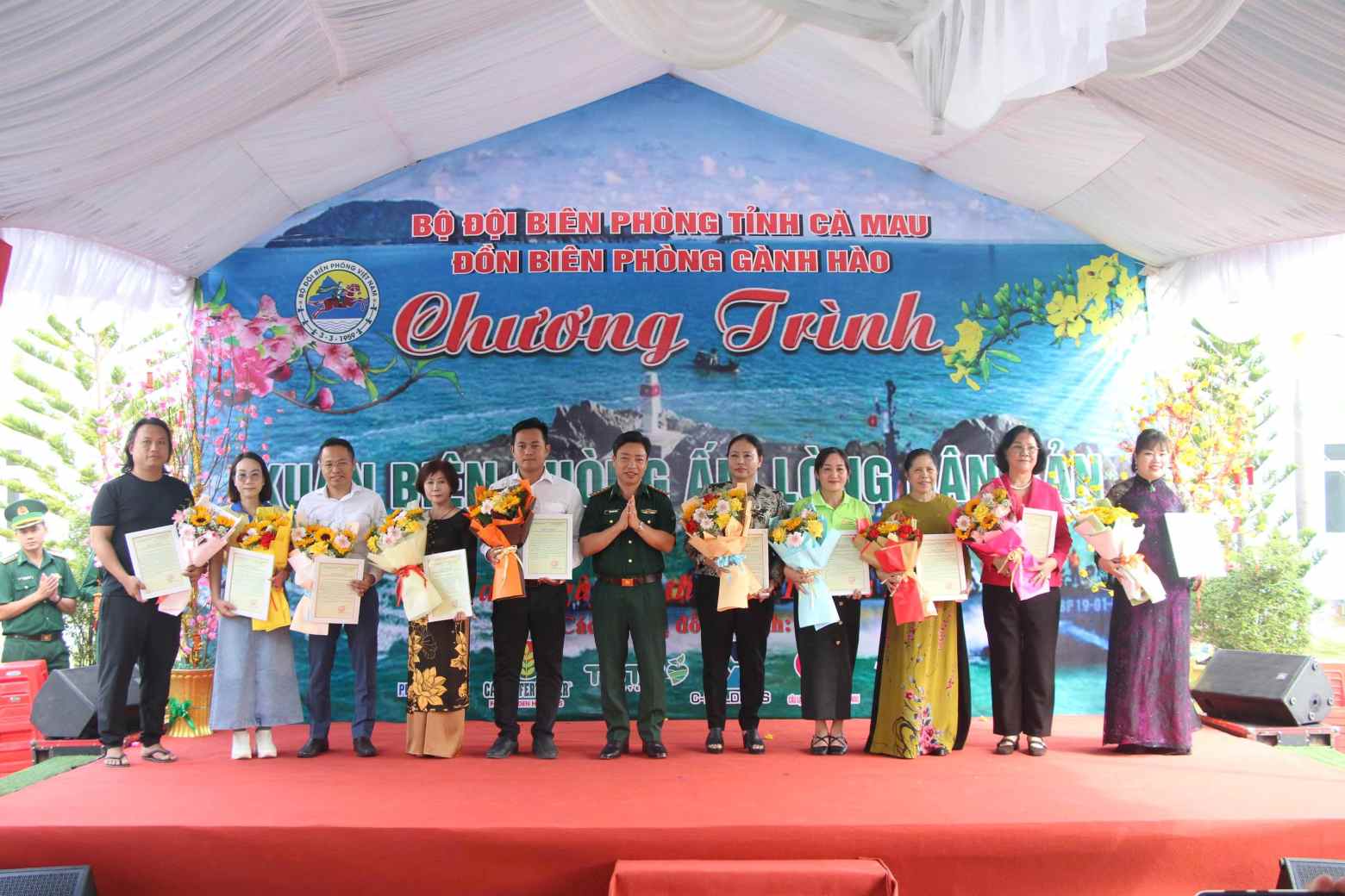 Chuong trinh tang hoa cho nha hao tam tham gia. Anh: Nhat Ho.