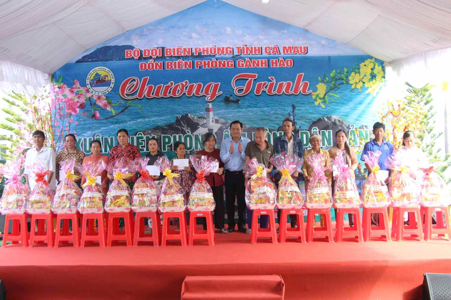 Vice Chairman of Ca Mau Provincial People's Committee Ngo Vu Thang gives gifts to the poor at the "Border Spring Warms the Hearts of the Villagers" Program. Photo: Nhat Ho.