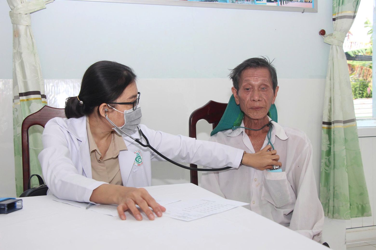 Kham benh cho nguoi dan vung bien Ganh Hao, Ca Mau. Anh: Nhat Ho.