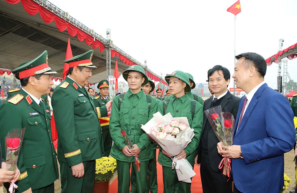 Thượng tướng Huỳnh Chiến Thắng, Phó Tổng Tham mưu trưởng Quân đội nhân dân Việt Nam động viên thanh niên TP Hà Nội lên đường nhập ngũ, thực hiện nghĩa vụ quân sự tháng 2.2025. Ảnh: Bộ Quốc phòng