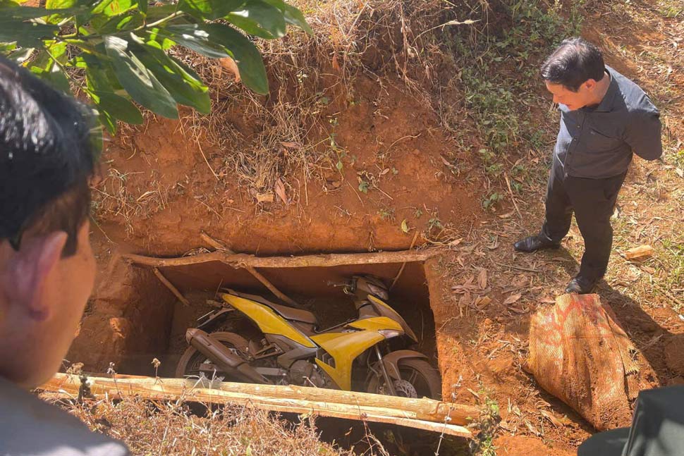 Chiếc xe máy nghi được các nghi phạm sử dụng trong vụ cướp ngân hàng ở Gia Lai. Ảnh: Công an