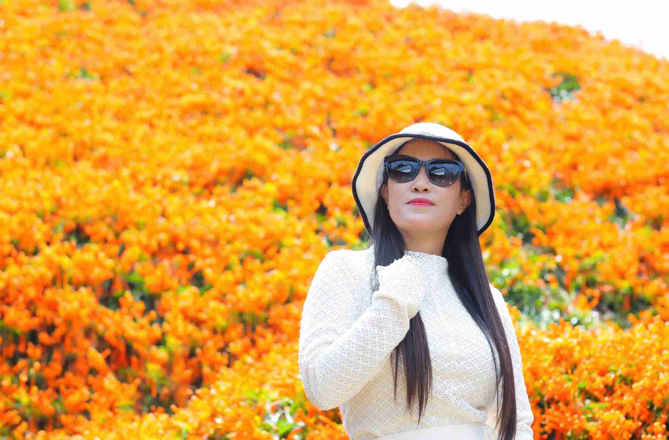 Mot nu du khach den tu TP Ho Chi Minh tren duong di Da Lat da ghe vao thon B’Dor de chup anh ben ngoi nha phu kin hoa xac phao. Anh: Phuc Khanh 