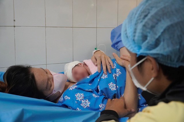 Wife gives birth, husband gets 14 days off. Photo: Anh Vu