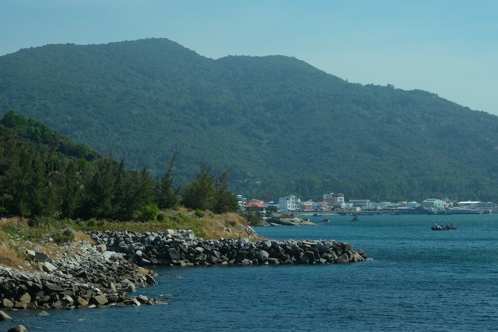 Admire Hon Son's jade green sea near Tet