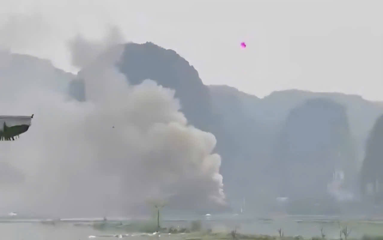 Dam chay bung phat khien khoi boc nghi nguot. Anh: Dieu Anh