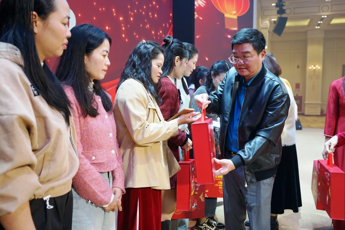 Dai dien lanh dao Cong doan phuong Quang Phu, tinh Thanh Hoa trao qua Tet den doan vien, nguoi lao dong co hoan canh kho khan. Anh: Quach Du