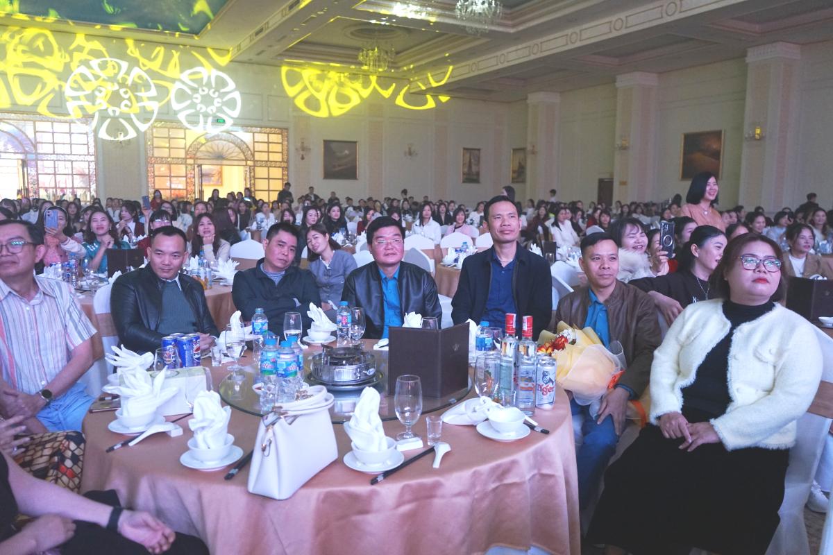 Cong ty TNHH Yotsuba Dress Viet Nam phoi hop cung Cong doan Cong ty to chuc Chuong trinh “Tet Sum vay - Xuan on Dang” cho doan vien, nguoi lao dong. Anh: Quach Du