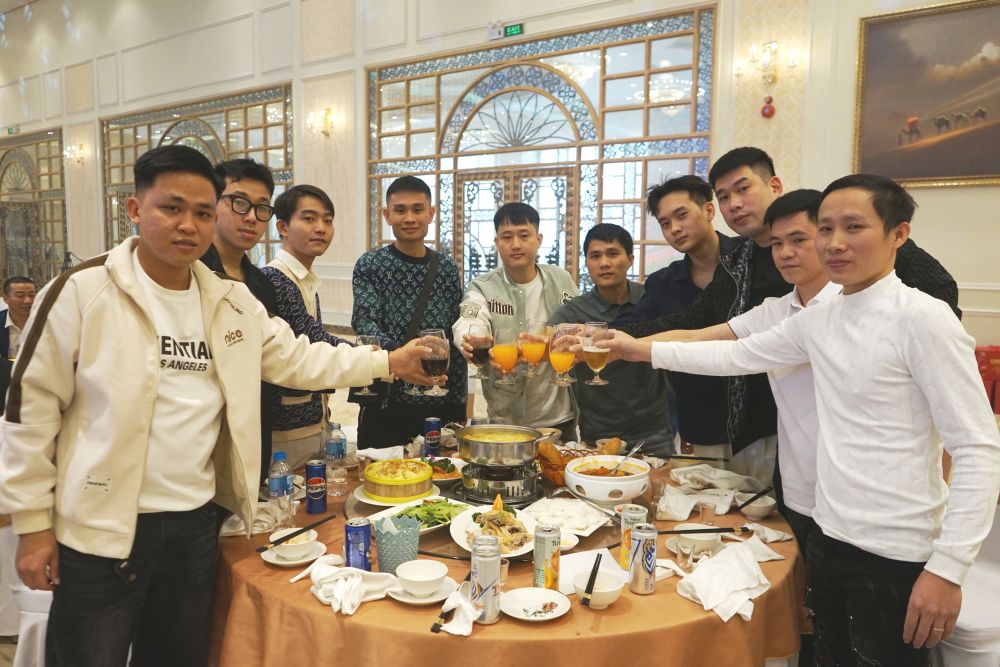 Cong nhan lao dong vui mung tham du tiec cuoi nam do cong ty to chuc. Anh: Quach Du