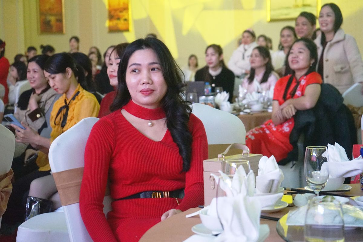 Cong nhan lao dong hung khoi theo doi va tham du Chuong trinh “Tet Sum vay - Xuan on Dang“. Anh: Quach Du  