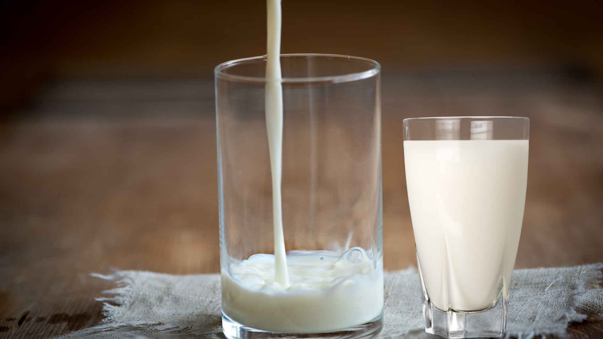 Le lait frais est riche en calcium, mais il faut choisir un choix adapte a la sante de chacun. Photo graphique: Huong Son