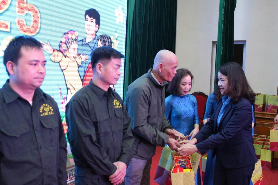 Lang Son Provincial Labor Federation organizes "Tet Sum vay" to support union members and workers in difficult circumstances during the Lunar New Year 2025. Photo: Khanh Linh