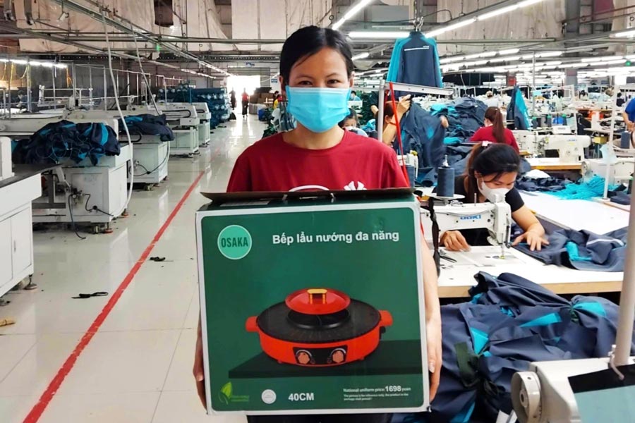 Workers of Phu Yen Garment Joint Stock Company receive goods from the online "Trade Union Tet Market - Spring 2026". Photo: Son La Provincial Labor Federation