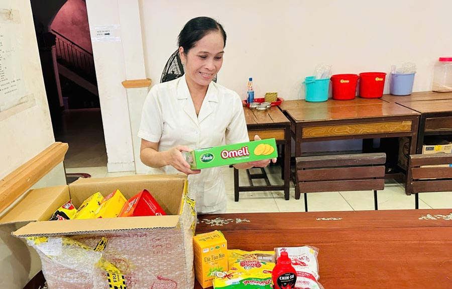 쩐홍랑 씨는 방금 상품을 받았을 때 기쁘고 흥분하며 상품을 봤습니다. 사진: 티에우부