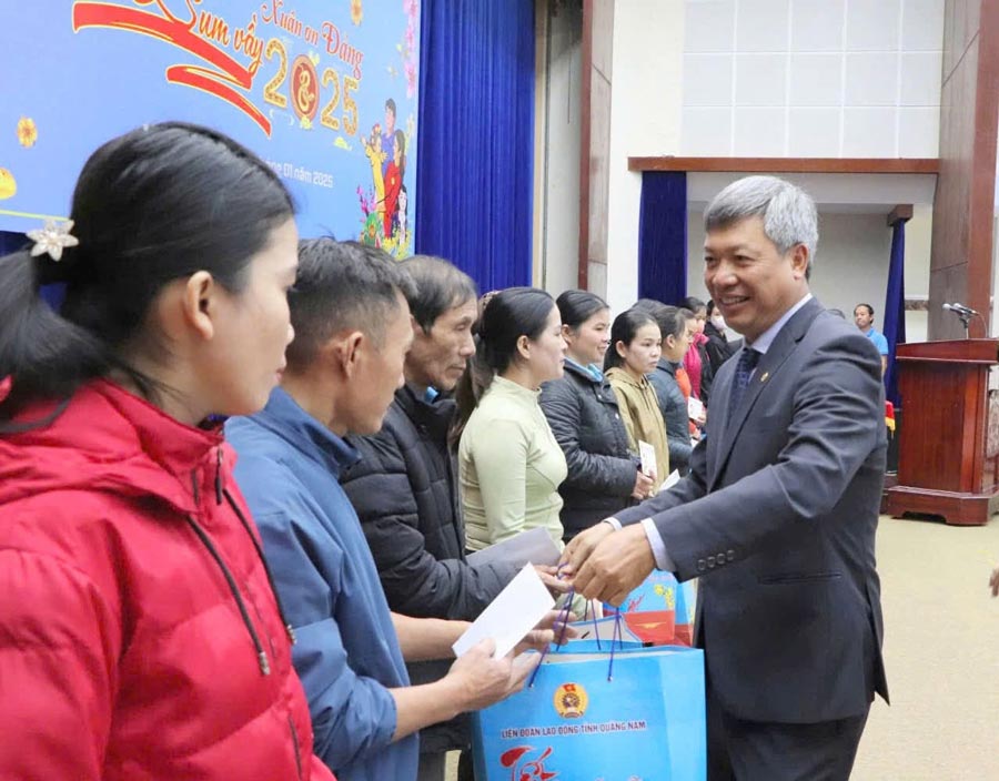 Workers and laborers in difficult circumstances in Da Nang always receive attention from all levels of government and trade unions every Spring. Photo: Hoang Bin