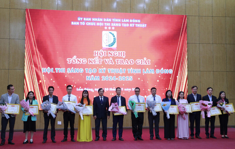 Khen thuong 13 tap the co thanh tich xuat sac trong Hoi thi “Sang tao ky thuat” tinh Lam Dong nam 2024-2025. Anh: Lam Duc