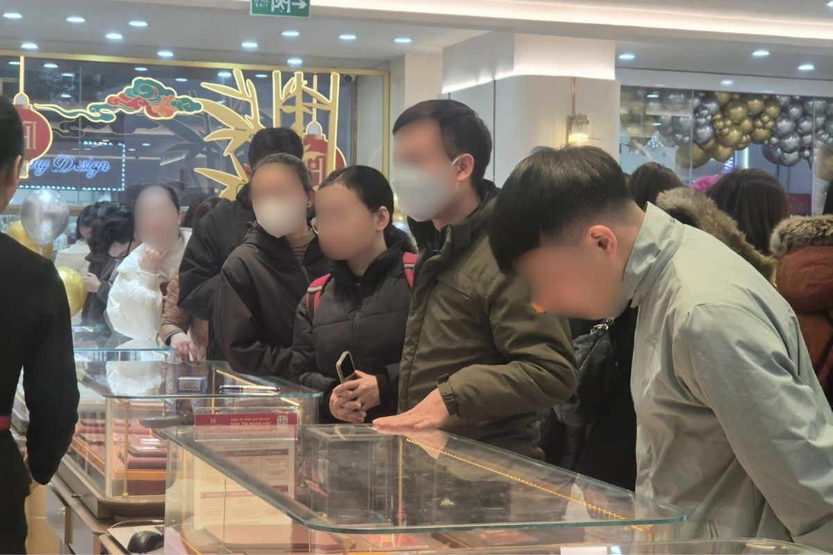 Cac cua hang kinh doanh vang giao dich tap nap du gia vang xac lap moc ky luc moi. Anh: Phan Anh 