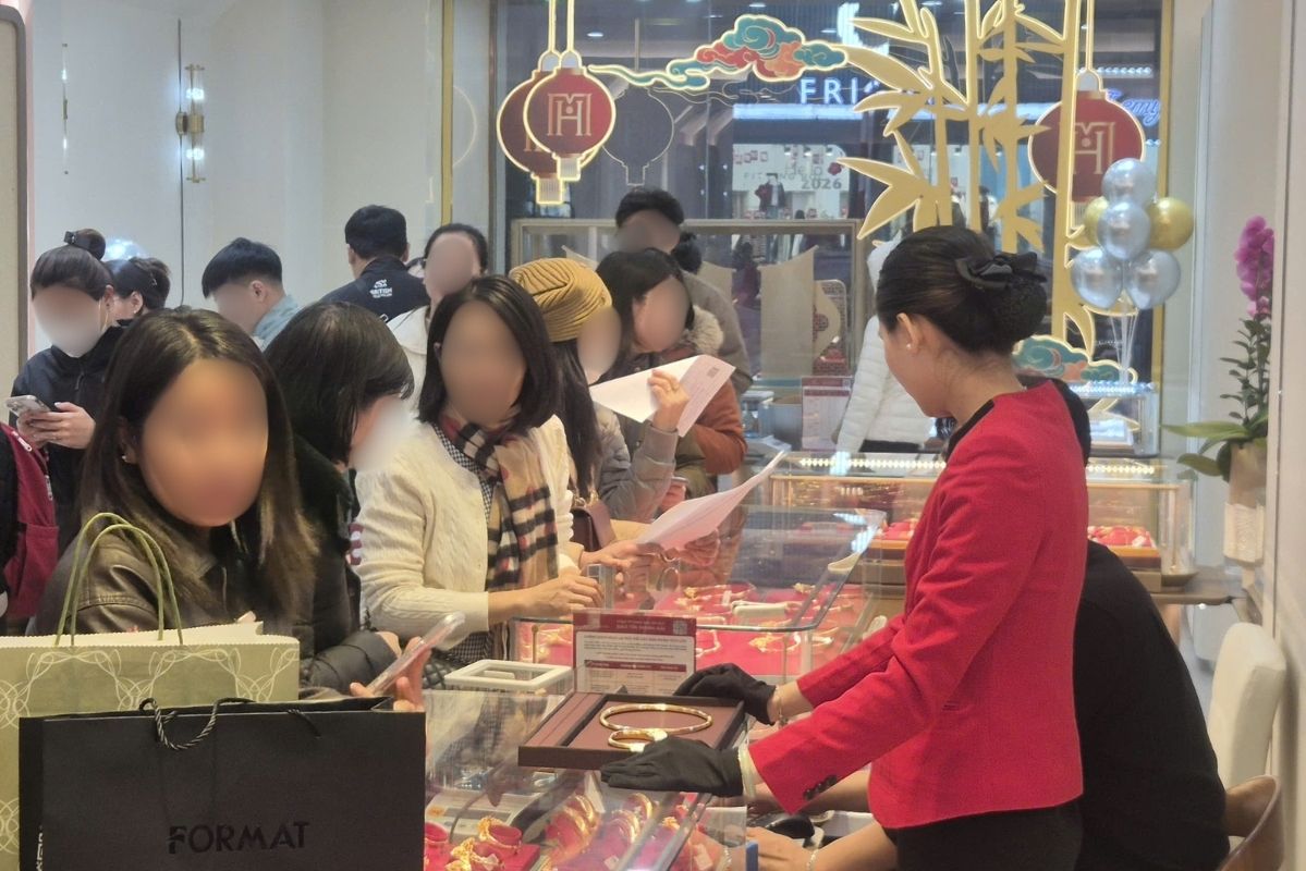 De nombreux magasins annoncent l'arret de la reception des clients en raison de la surcharge du nombre de files d'attente pour les transactions. Photo: Phan Anh