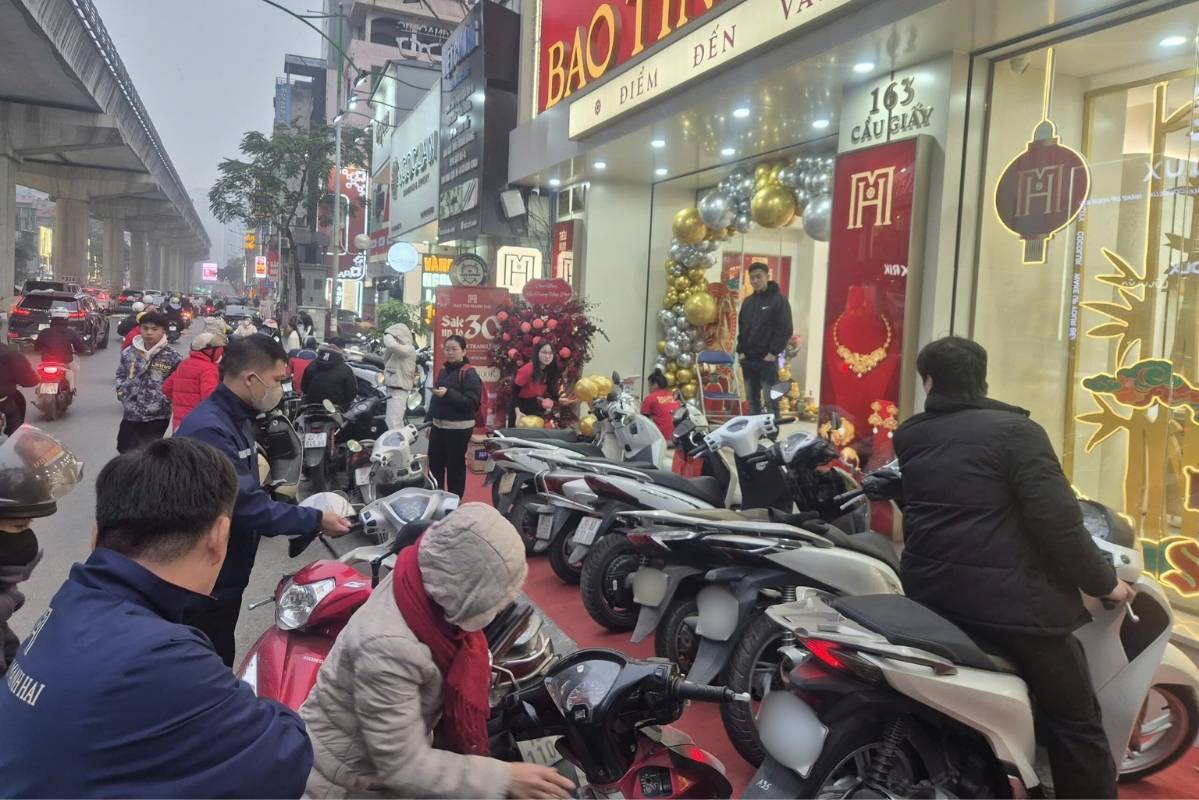 Nhieu khach hang lua chon ra ve vi luong nguoi xep hang ben trong qua dong. Anh: Phan Anh 