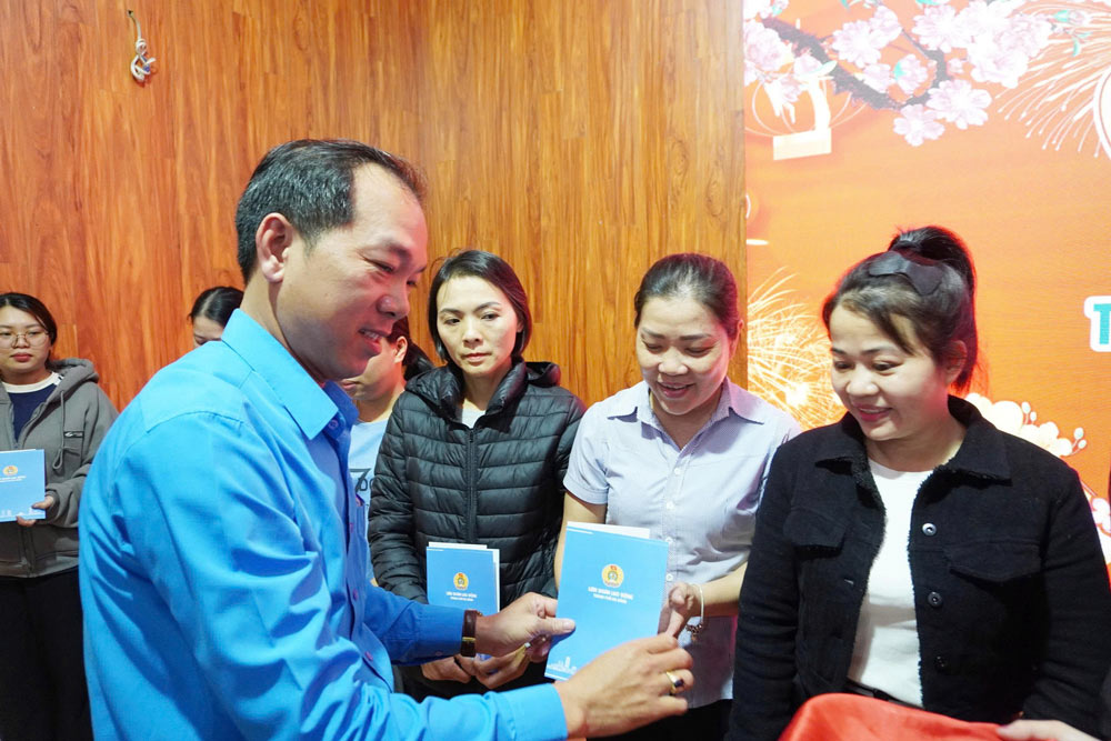 Mr. Nguyen Dinh Trung - Chairman of Hai Chau Ward Trade Union presents Tet gifts to union members and workers. Photo: Hai Chau Trade Union.