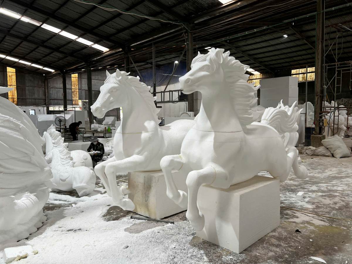 Cac san pham che tac tu chat lieu mut xop duoc phu lop composite ben ngoai, loi ben trong co dinh bang khung sat vung chac. Anh: Minh Tam