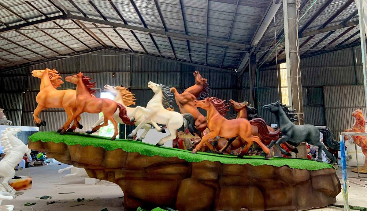 Cac linh vat chien ma cung chat lieu, kich thuoc va can nang nho hon phuc vu da dang nhu cau cua nguoi dan, doanh nghiep. Anh: Minh Tam