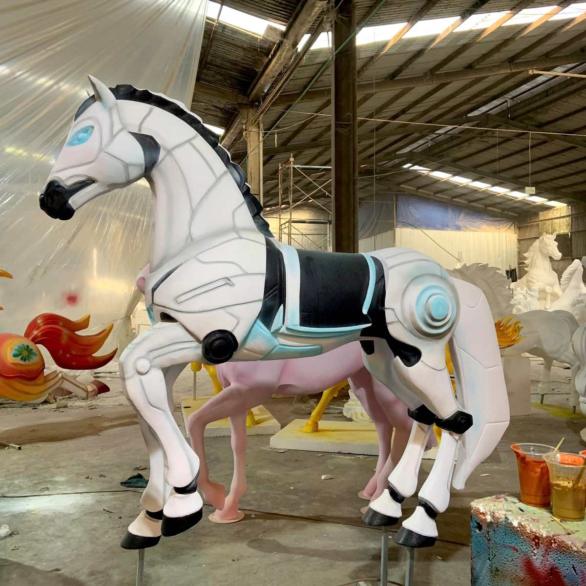 Nhung hinh anh linh vat khac nhau duoc che tac tai xuong. Anh: Minh Tam