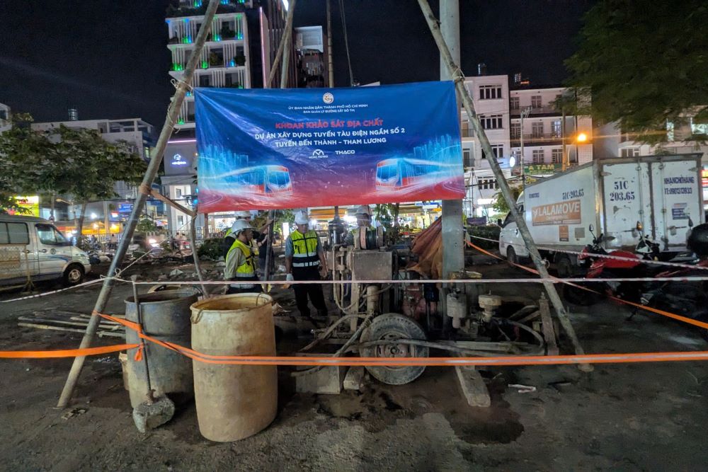 Cong truong ga Le Thi Rieng sang den xuyen dem, cong nhan gap rut thuc hien cac mui khoan tham do ky thuat. Ảnh: Anh Tu