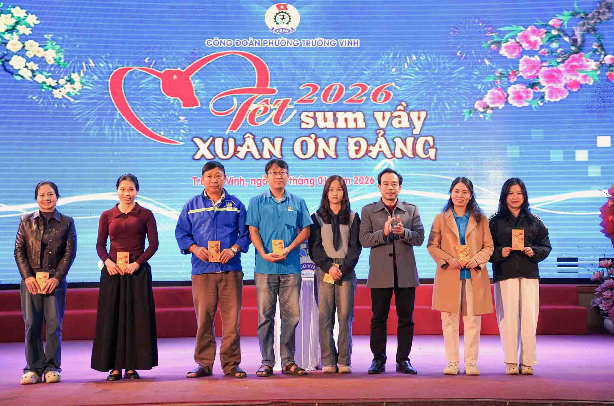 Pho Chu tich UBND phuong Truong Vinh Vo Van Ly trao qua cho doan vien boc tham trung thuong. Anh: Hai Duong