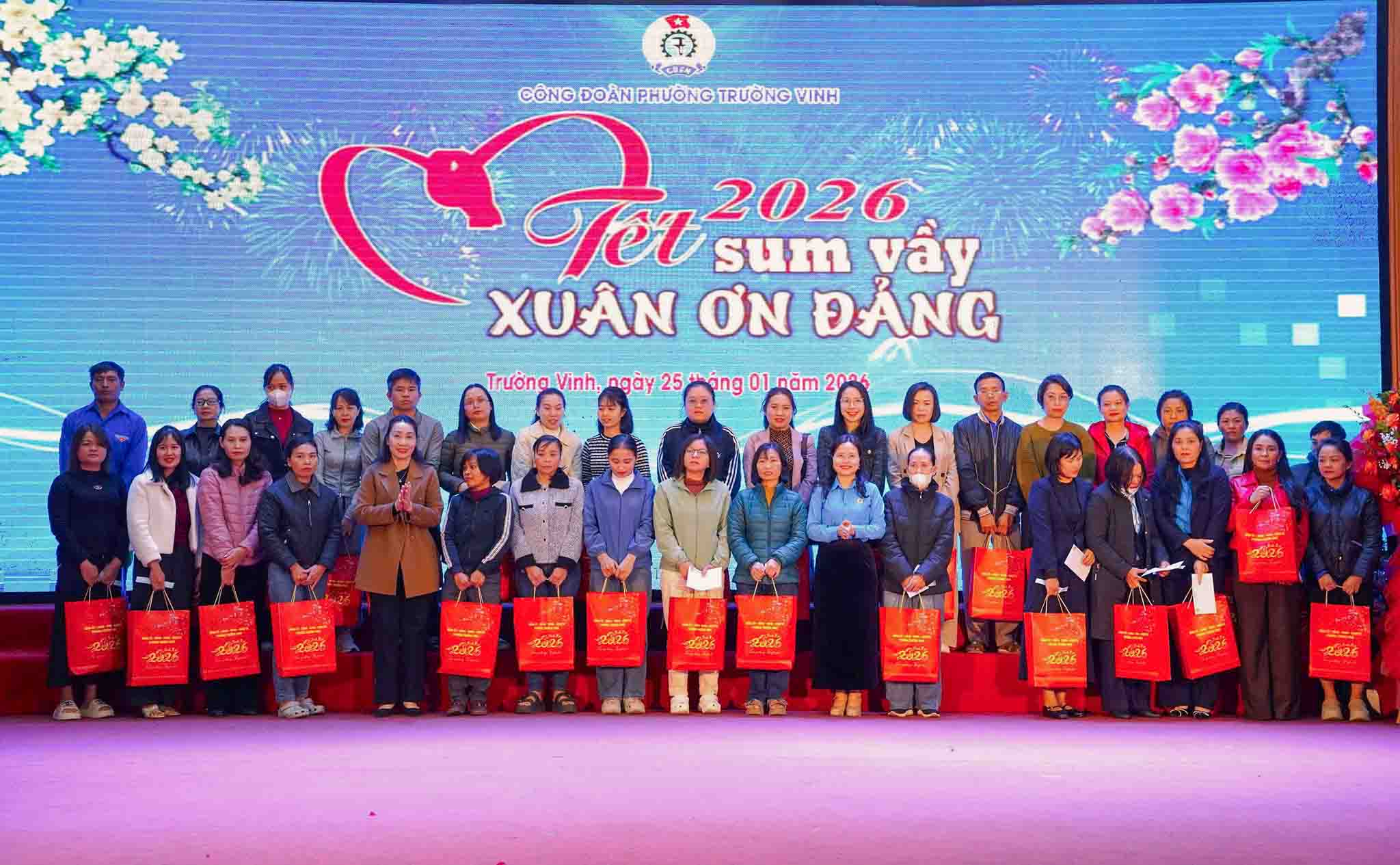 Pho Chu tich LDLD tinh Nghe An Phan Thi Trang va Chu tich UBMTTQ phuong Truong Vinh Nguyen Thi Trang Hoa trao qua Tet cho nguoi lao dong. Anh: Hai Duong