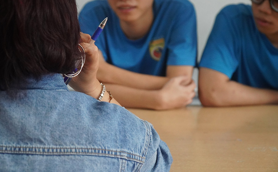 Reporters have a conversation with children who have fallen at the "reform school". Photo: Minh Chinh
